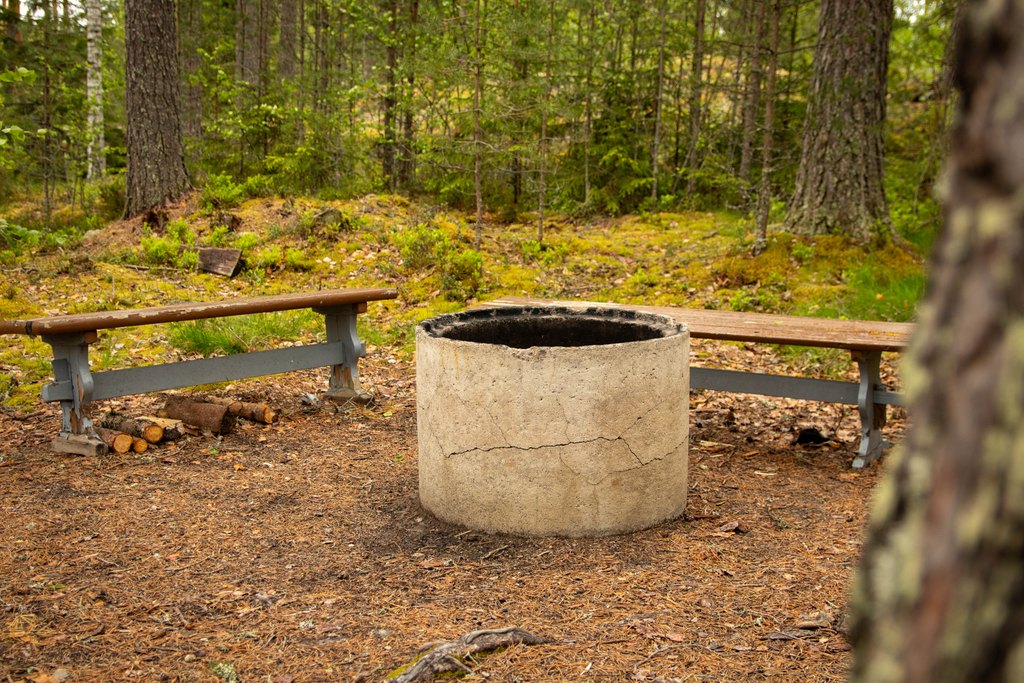 Kankijärven mökin pihassa oleva nuotiopaikka.