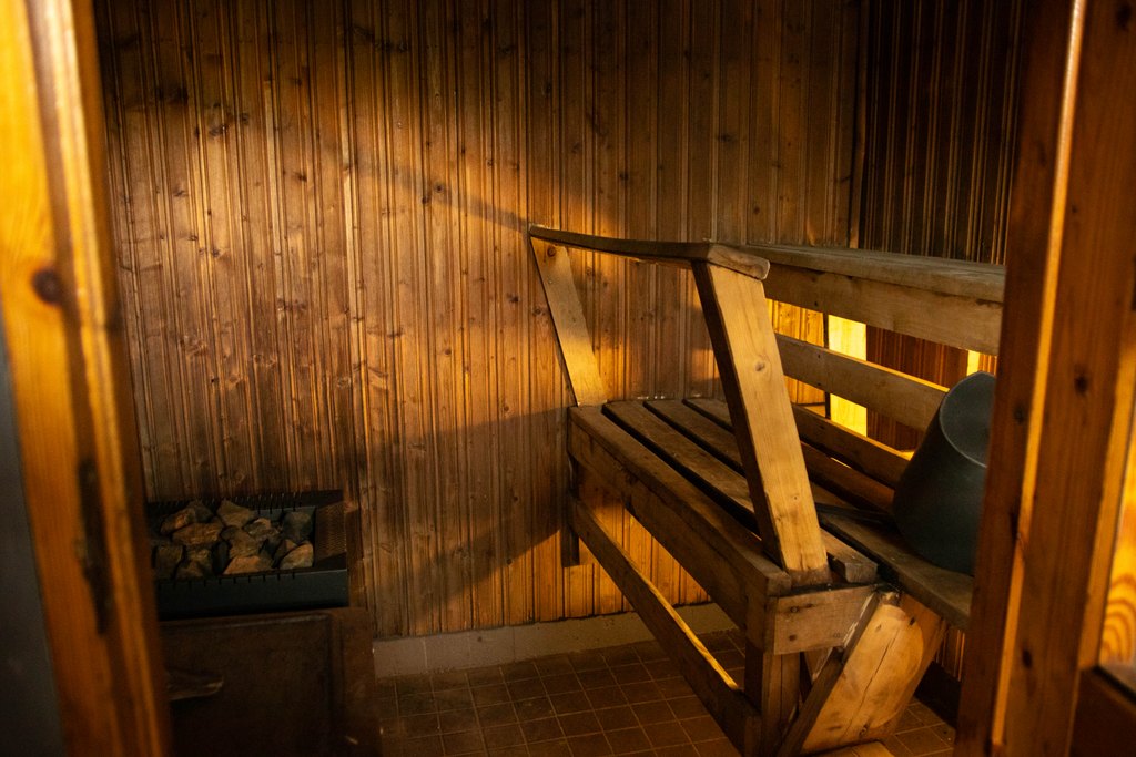 Kankijärven mökin rantasaunan lauteet ja kiuas.