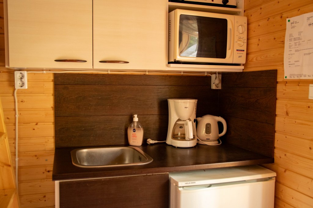 Portinvartijat 1, 2 ja 3 Portinvartija-mökin pieni keittiönurkkaus, jossa esimerkiksi pieni tiskiallas, kahvin- ja vedenkeitin, mikro ja jääkaappi.