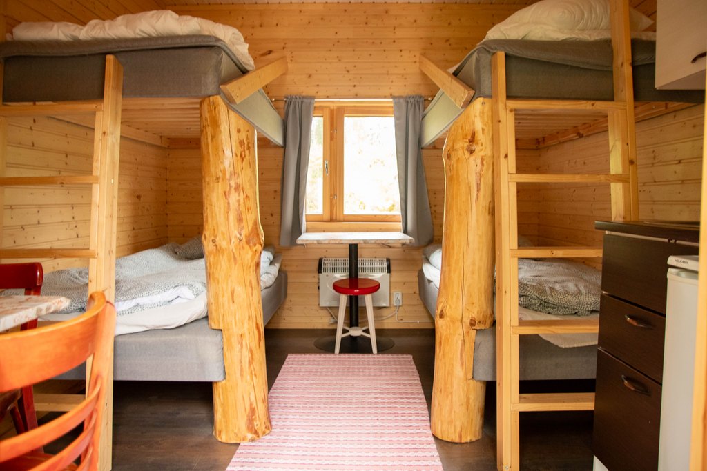 Portinvartijat 1, 2 ja 3 Portinvartija 2 -mökki, jossa sisällä molemmin puolin kaksi yhden hengen kerrossänkyä. Sängyt on rakennettu kelopuista.