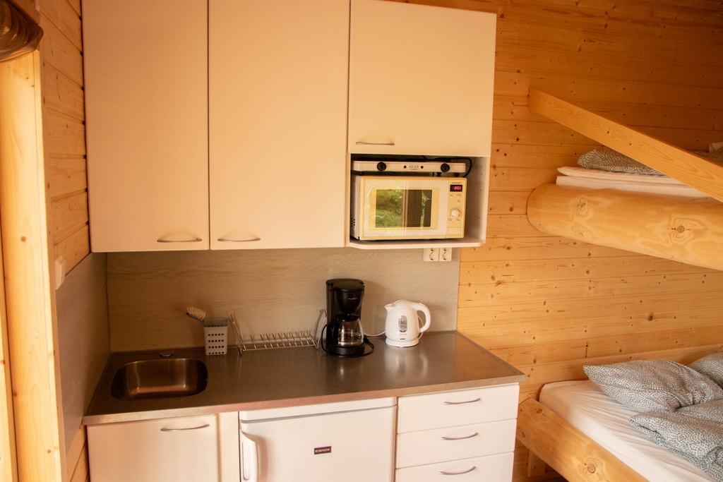 Portinvartijat 1, 2 ja 3 Pieni keittiösaareke Portinvartijan mökissä. Keittiössä pieni tiskiallas, kahvin- ja vedenkeitin sekä mikro.